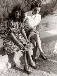 壁に座る2人の少女、イタリア、1940年頃（モノクロ写真）