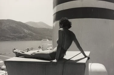 アルバム「At the Edge of Oceania 28th July to 10th August 1935」より、客船「Oceania」船上の女性。