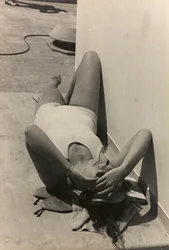 アルバム「At the Edge of Oceania 28th July to 10th August 1935」より、客船「Oceania」船上の女性。