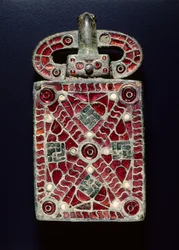 ベルトバックル、c.525-560（ガーネット付きブロンズ、ガラス、マザーオブパール、金箔、金箔の痕跡、ブロンズとガラス）
