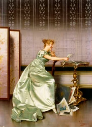 版画のポートフォリオを賞賛するエレガントな女性
