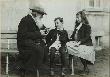 レフ・トルストイと孫のレオとソフィア、1909年
