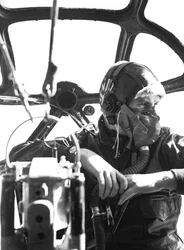 第二次世界大戦中、マクディル・フィールドで訓練中のB-17の機首の砲手
