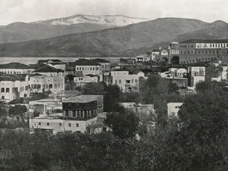 1895年、ベイルートのレバノン山と街の眺め。