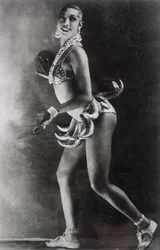 バナナのベルトを身に着けたジョセフィン・ベーカー。ルシアン・ワレリー（1863-1935）撮影。