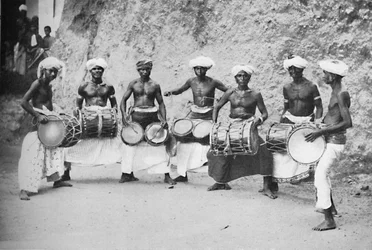 太鼓を持ったギダの悪魔の踊り手、1902 年