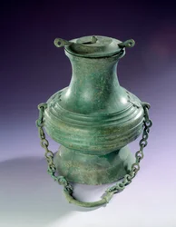 中国美術。タンホア（Than-Hoa）の青銅製花瓶、前漢時代。パリ、セルヌスキ美術館（Musee Cernuschi