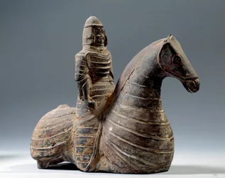 中国美術：鎧をまとった騎手の像（紀元前206年～紀元220年） 漢時代パリ市立セルヌスキ美術館