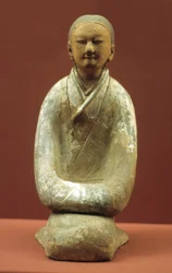 かかとの上に座る女性、紀元前206年～紀元後8年