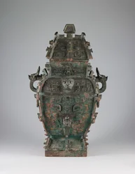 牙耒酒器(ファン・レイ) ズーモルフィック仮面と獣頭取手の文様 紀元前11世紀後半 (青銅製)