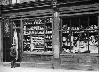 質屋の店先、ボウ、ロンドン、1926-1927年。
