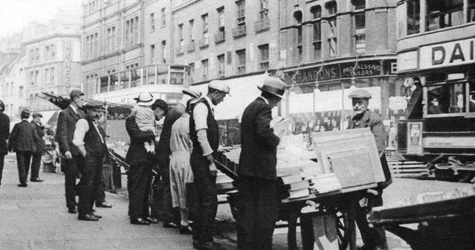 ロンドン、ショーディッチ ハイ ストリートの書店、1926～1927 年。