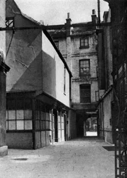 1926 年から 1927 年にロンドンの古いボロー ハイ ストリートに典型的な中庭があるカルバートの建物。
