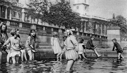 トラファルガー広場の噴水で漕ぐ子供たち、ロンドン、1926-1927年