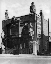 1926年から1927年にかけて、ロンドンのグロスヴェノール・ロードで行われた古い戦闘艦のフィギュアヘッド。
