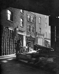 1926-1927年、ロンドンのボロー・マーケットで家々に積み上げられたフルーツバスケット。
