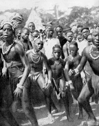 女の子の格好をした少年ダンサー（西アフリカ、ヤフォーバ族）1936年