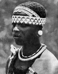 アンゴニ族の酋長の妻（アフリカ、モザンビーク、1936年）。