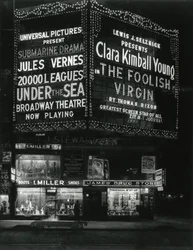 1554 Broadway at 46th Street、I. Miller Shoes;ジェームズドラッグストア、そして映画の大きなマーキーがライトアップされました。