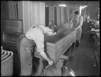 1916年4月3日、ニューヨーク州オナイダの木製棺の側面と底面のシェルの調整