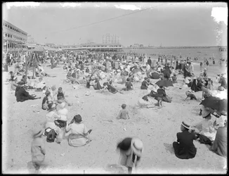 1912年8月3日、ブルックリンのブライトンビーチの入浴者
