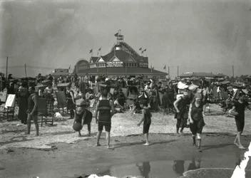ビーチシーン、コニーアイランド、1910〜21年頃
