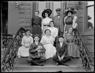 ビーズグループの肖像：男性、女性、子供、小型犬、1910年頃