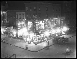 1916年9月16日、ニューヨーク市、セカンドアベニューと7番街にある、照明付きのディスプレイウィンドウを備えたコーエンの衣料品店