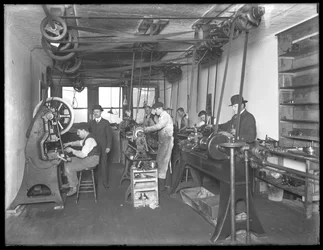 5階のワークショップ、Geyser Electric Water Heater Company、42 Hudson Street、ニューヨーク市、1914年12月31日