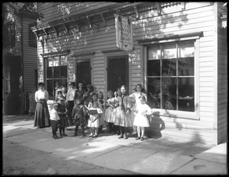 クイーンズ区公共図書館のホワイトストーン支部の外で提起された子供たちのグループ、1912年頃