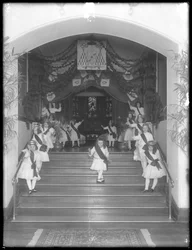 「チャペルへの階段」、おそらくローマカトリックの孤児の亡命、キングスブリッジ、ブロンクス、1911年頃に提起された小さな女の子のグループ