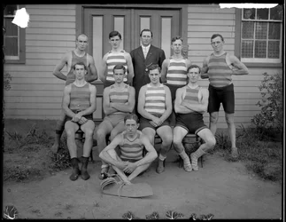 1910年頃、水着でポーズをとる正体不明の若い男性のグループ