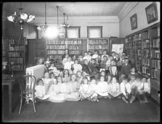 1910年頃、クイーンズボロ公共図書館の正体不明の支部の読書室にいる子供たちのグループの肖像