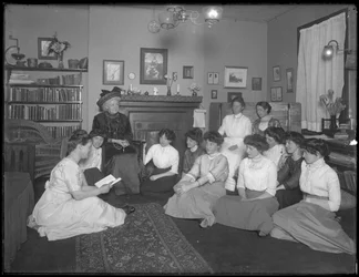 若い女性のグループと一緒のハリエットEハスラー、206 W. 13th Street、ニューヨーク、c.1912