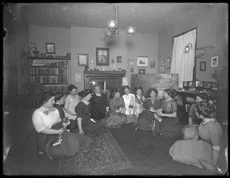 若い女性のグループと一緒のハリエットEハスラー、206 W. 13th Street、ニューヨーク、c.1912