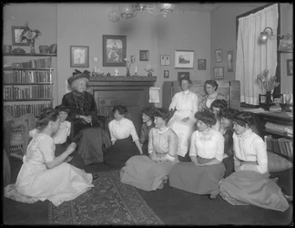 若い女性のグループと一緒のハリエットEハスラー、206 W. 13th Street、ニューヨーク、c.1912