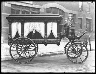 1914年12月1日、ニューヨーク市のW. 145thストリート（またはE. 145thストリート）に停車しているFSヨークに所属する馬に引かれた霊魂