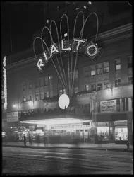 1917年1月6日、ニューヨーク市リアルト劇場の照明付きマーキー