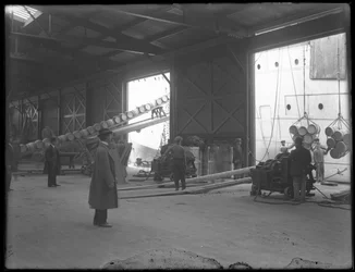 ドック内の倉庫、船の荷下ろしに使用されているポータブル電動ウインチ、31st Street、ブルックリン、1912