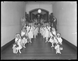 1914年10月20日、ローマカトリックの孤児の亡命、ブロンクスのキングスブリッジ、白いドレスを着た礼拝堂から花輪と花輪を着た小さな女の子
