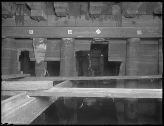 W. 129th Street下水道、ニューヨーク、1911年で働いている男性