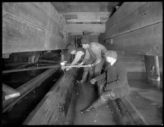 W. 129th Street下水道、ニューヨーク、1911年で働いている男性