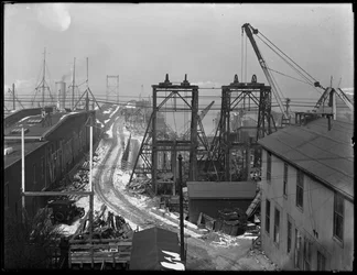 1917年2月17日、ブルックリンのストリートブリッジから撮影したニューヨークドックカンパニーのモンタギューストリートオフィス
