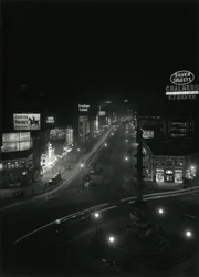 コロンバスサークルの夜景、1910〜21年頃