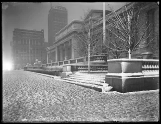 1915年3月6日、雪の中でニューヨーク公共図書館のメインブランチのフィフスアベニューファサードの夜景