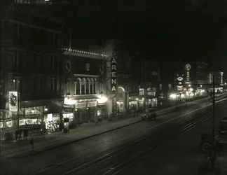 シックスアベニューとセブンスアベニューの間の23ストリートの南側の夜景、c.1916-17