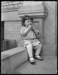1913年頃、ニューヨークのヴァーミリアアベニューのアパートの前屈みの幼児「ダフィー」