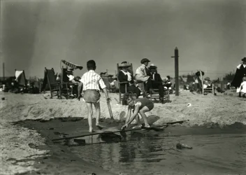 2人の子供がコニーアイランドの浅瀬で木くずと遊んでいる、c.1910-21
