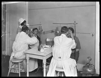 1914年10月30日、ブロンクス、スプイテンデュイビル、セトン病院、検査室＃2の2人の患者