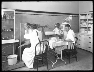 1914年10月30日、ブロンクス、スプイテンデュイビルのメイン病院検査室であるセトン病院で検査を受けている2人の患者
